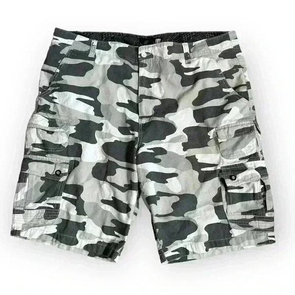OP Men’s Cargo Camouflage Shorts in Size 42 - Picture 1 of 9
